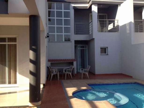 Arrendo luxuosa moradia T4 c/ suits, piscina perto da Shoprite-Matola Cidade de Matola - imagem 2