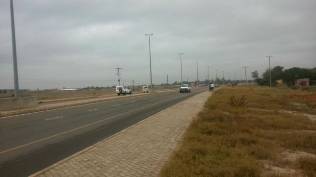 Vendo terreno na berma da estrada na costa de sol em frente da ADPP Maputo - imagem 2