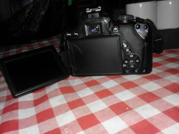 Vendo esta maquina Canon 650D com Carregador e cartão de 16G a 28mil Maputo - imagem 2