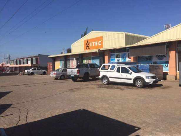 Strategic Shop with Warehouse located on the main Road between Maputo Polana - imagem 1