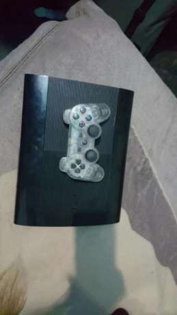 Playstation 3 super clean com um joystick e um jogo Bairro do Jardim - imagem 3