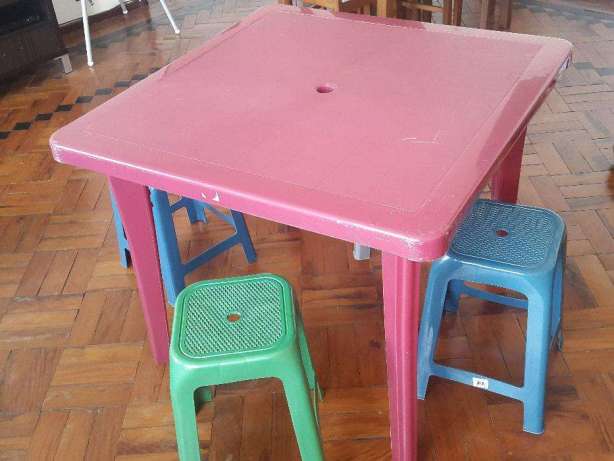 Vende-Se mesa plástica com 4 bancos. Maputo - imagem 1