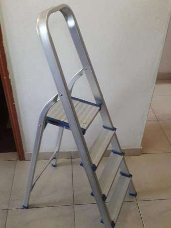 Vende-Se escadote alumínio 4 degraus Alto-Maé - imagem 1