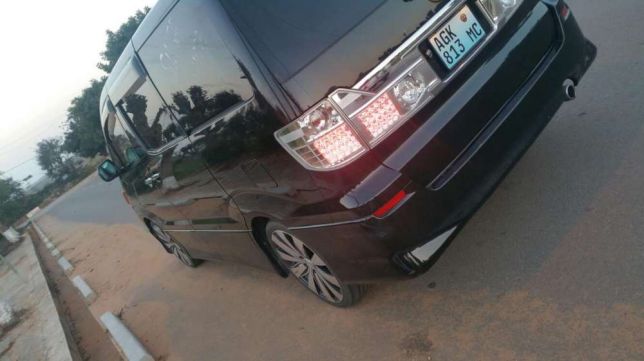 Toyota alphard2.4 4cilindros parque Maputo - imagem 2