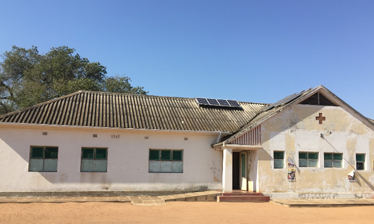 Centro de saúde recorre à luz de velas para fazer partos