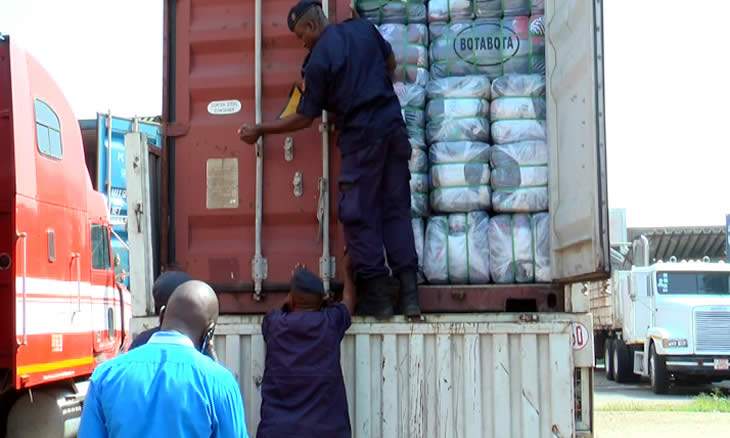 Autoridade Tributária apreende camiões transportando contentores de roupa usada e calçados