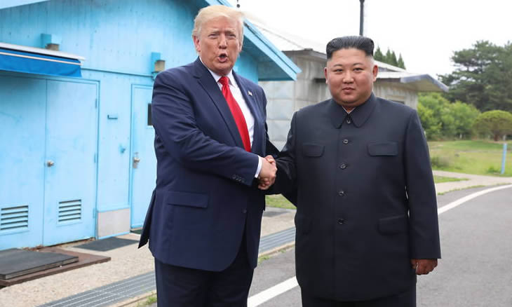 Trump dá passo histórico e cruza fronteira na  Coreia do norte