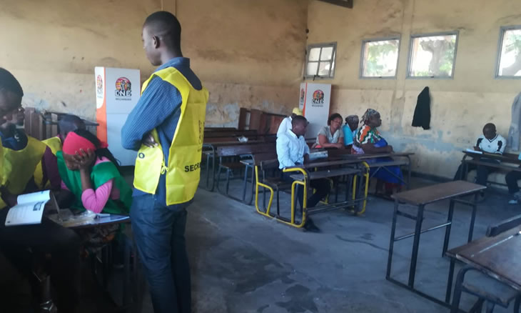 Assembleia de voto sem urna na Escola Primária Amílcar Cabral na Beira