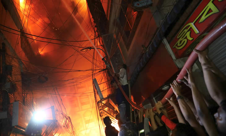 Incêndio em edifício habitacional faz 67 mortos em Bangladesh