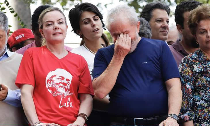 Lula diz que vai se entregar à Polícia