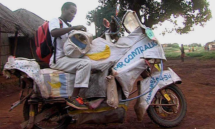 Jovem faz motorizada à base de madeira no Niassa