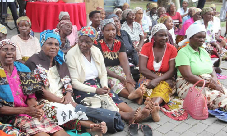 Crianças e idosos beneficiam-se de almoço solidário em Maputo