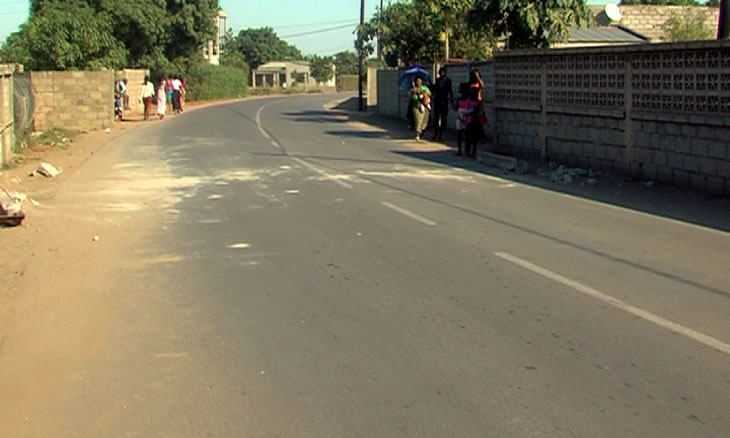 Moradores de Ndlavela exigem colocação de lombas na estrada