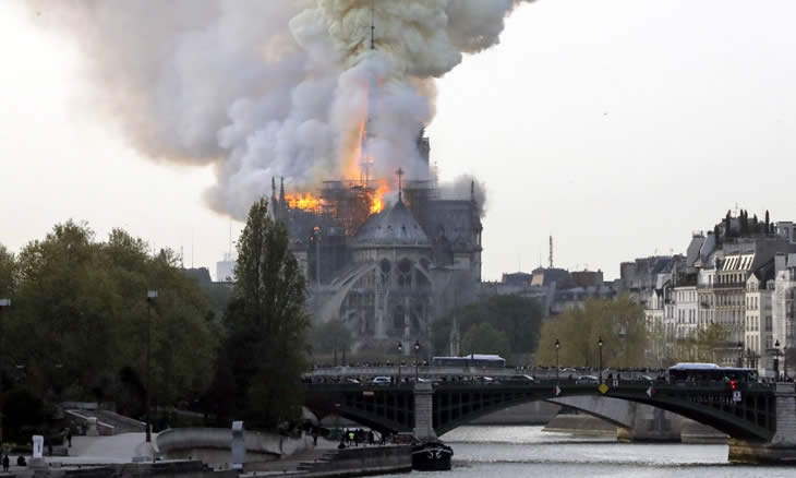 Fogo deflagra na Catedral de Notre-Dame em Paris