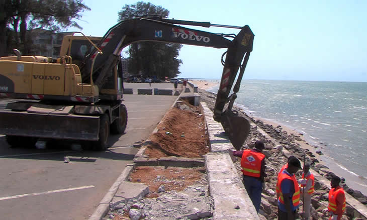 Já está em reposição a barreira da marginal que ficou parcialmente danificada