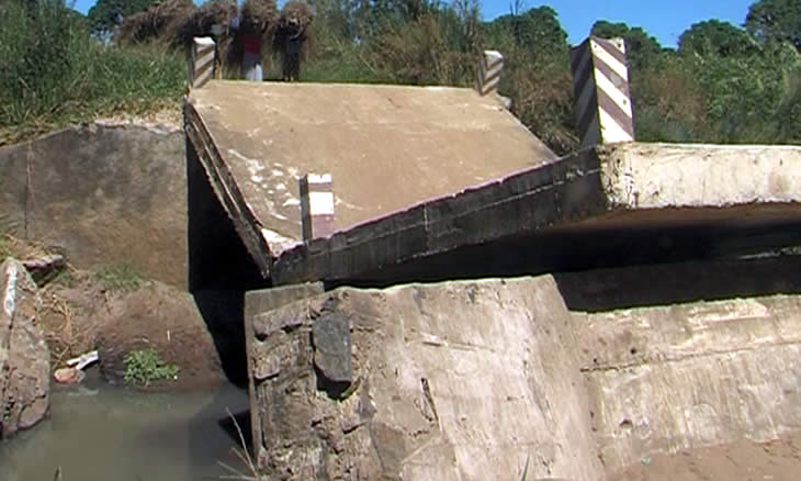 Desabamento da ponte isola população em Chiúre