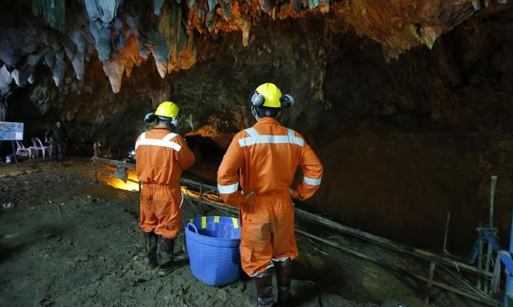 Tailândia: Resgatados quatro adolescentes da caverna